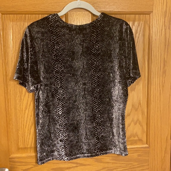 Dana Buchman - sharp, stretchy, and soft animal print short sleeve top. - Picture 5 of 7